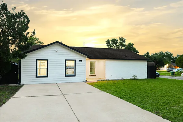 a view of an house with backyard space and garden