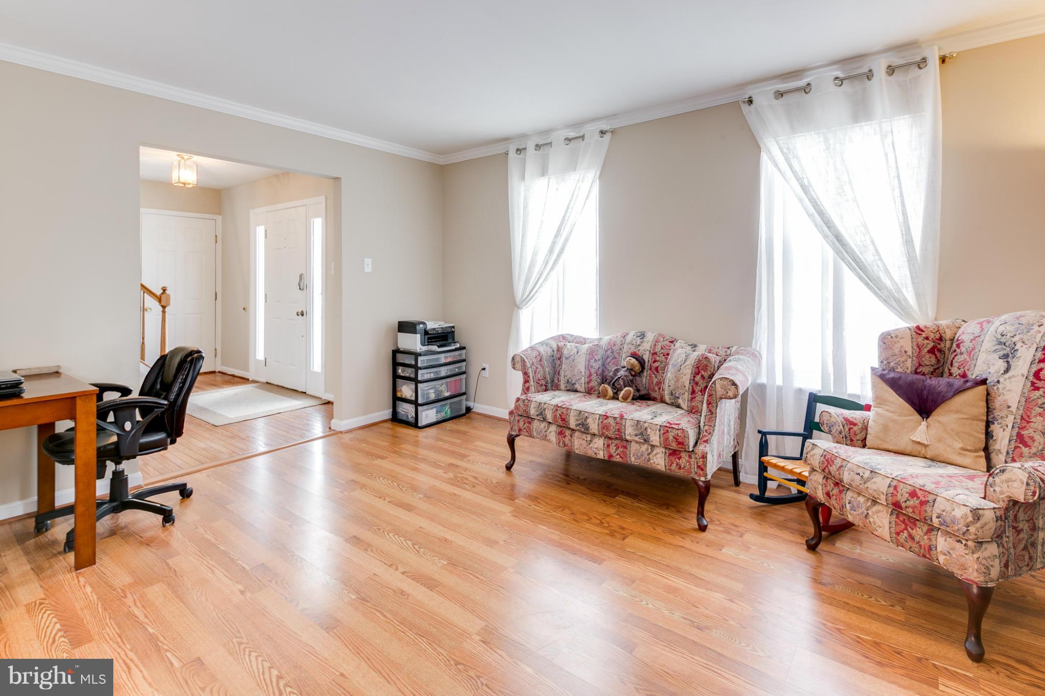 6677 Hunter Road Elkridge, MD 21075 - Photo 11 of 30 Living Room