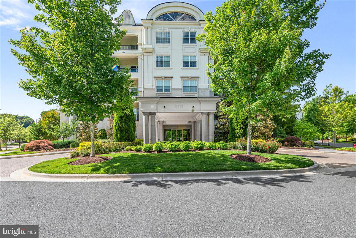 8111 River Road, Unit 131 Bethesda, MD 20817 - Photo 3 of 59 Porte cochere driveway