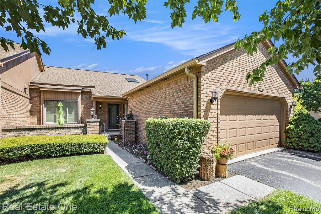 2210 London Bridge Drive Rochester Hills, MI 48307 - Photo 1 of 26