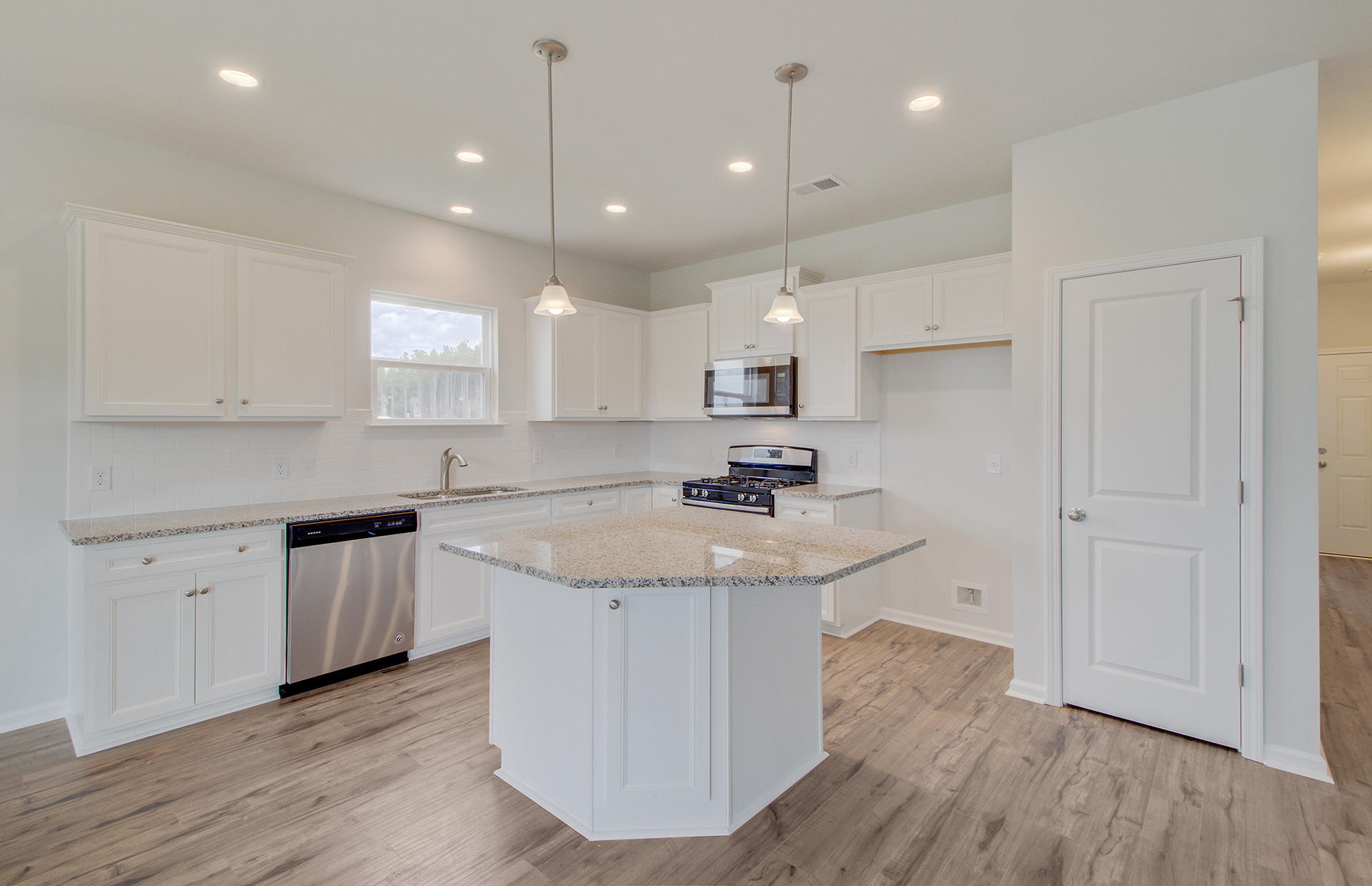 165 Hayworth Road Summerville, SC 29486 - Photo 13 of 33 Kitchen