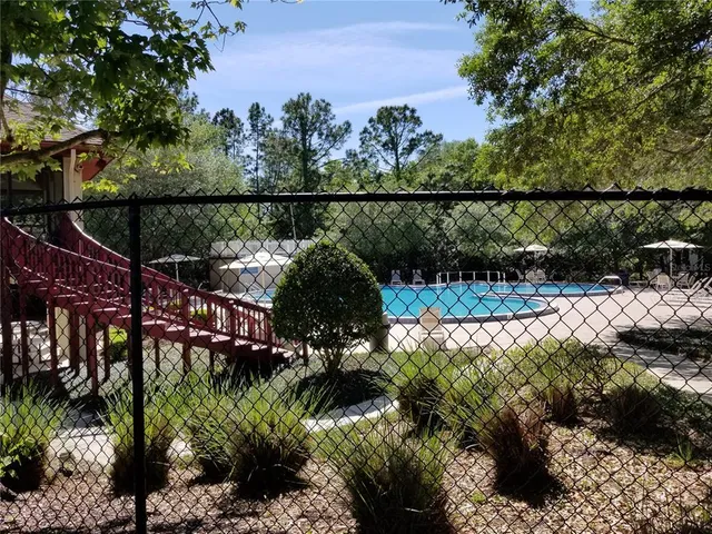 a view of a backyard