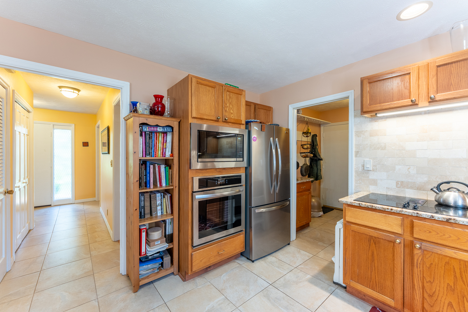 166 Union Grove Road Carbondale, IL 62903 - Photo 17 of 53 a living room with stainless steel appliances kitchen island granite countertop a refrigerator and a sink