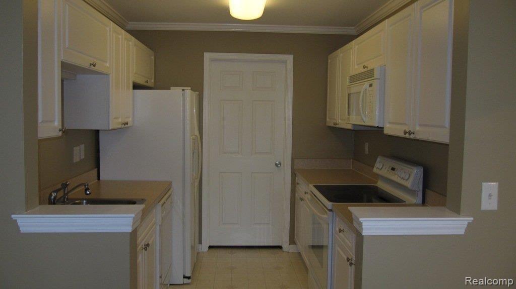 3693 Oakmonte Boulevard Rochester, MI 48306 - Photo 10 of 16 Kitchen