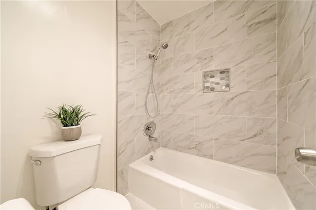 $620,000 | 5674 Windsor Way, Unit 201, Culver City, CA 90230