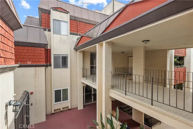 $620,000 | 5674 Windsor Way, Unit 201, Culver City, CA 90230