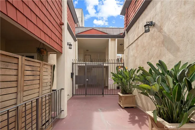 $620,000 | 5674 Windsor Way, Unit 201, Culver City, CA 90230