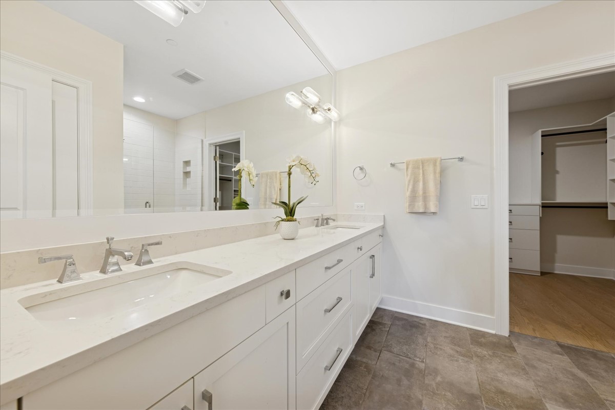 567 Hannah Lane Hinsdale, IL 60521 - Photo 14 of 33 a bathroom with double vanity sink and a mirror