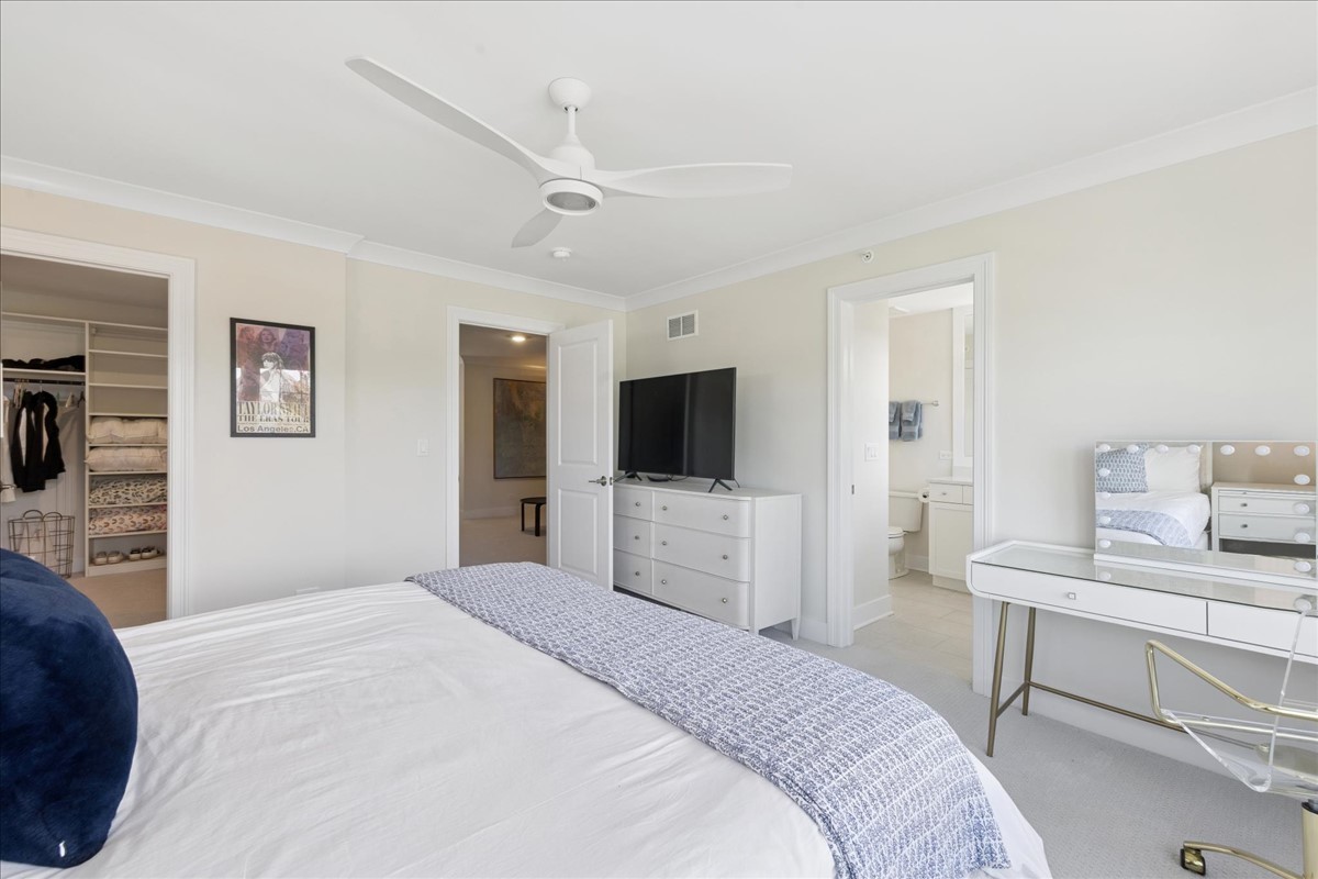 567 Hannah Lane Hinsdale, IL 60521 - Photo 20 of 33 a bedroom with a bed and a flat screen tv