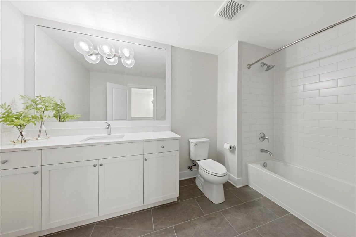 567 Hannah Lane Hinsdale, IL 60521 - Photo 24 of 33 a bathroom with a toilet sink and a bathtub