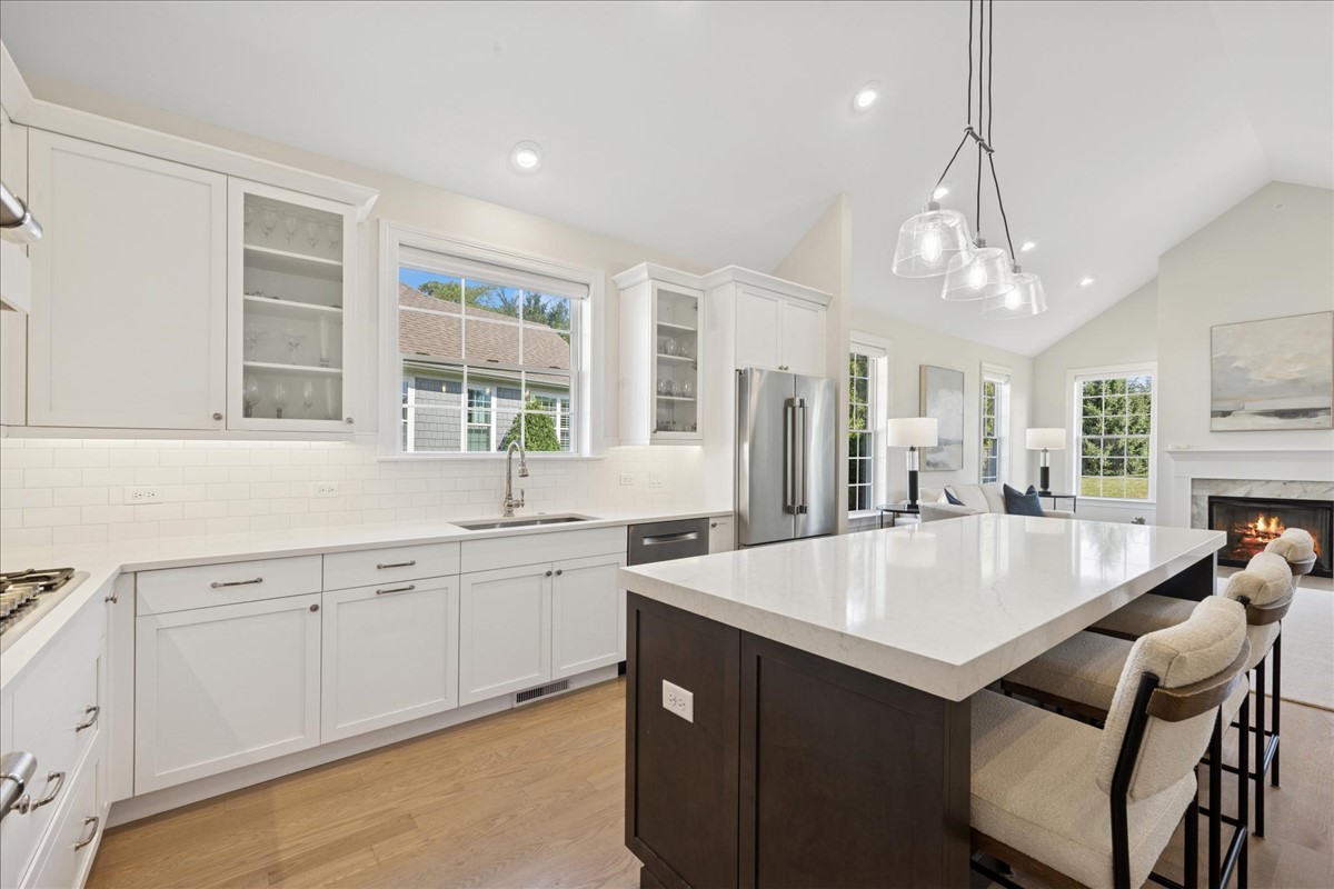 567 Hannah Lane Hinsdale, IL 60521 - Photo 3 of 33 a large kitchen with sink a center island and windows