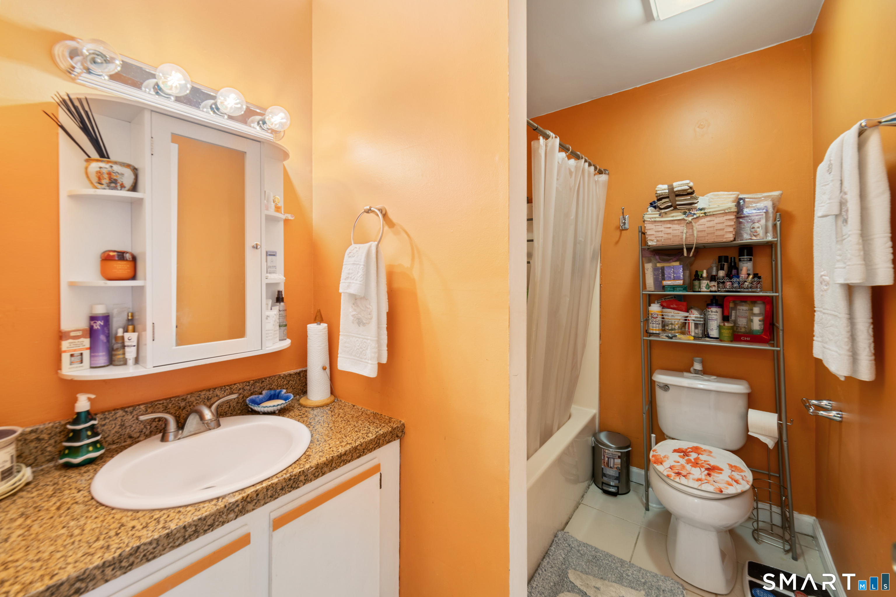 35 Pearl Lake Road, Unit L Waterbury, CT 06706 - Photo 19 of 25 3rd floor full bath
