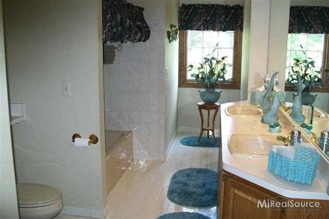41280 Utica Road Sterling Heights, MI 48313 - Photo 25 of 29 UPPER BATH WITH DOUBLE SI