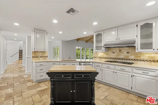 $6,500 | 18339 Linnet Street, Tarzana, CA 91356