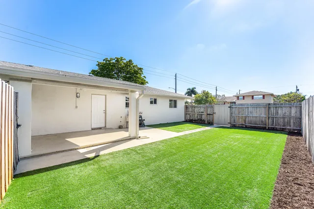 a view of a house with yard and porch
