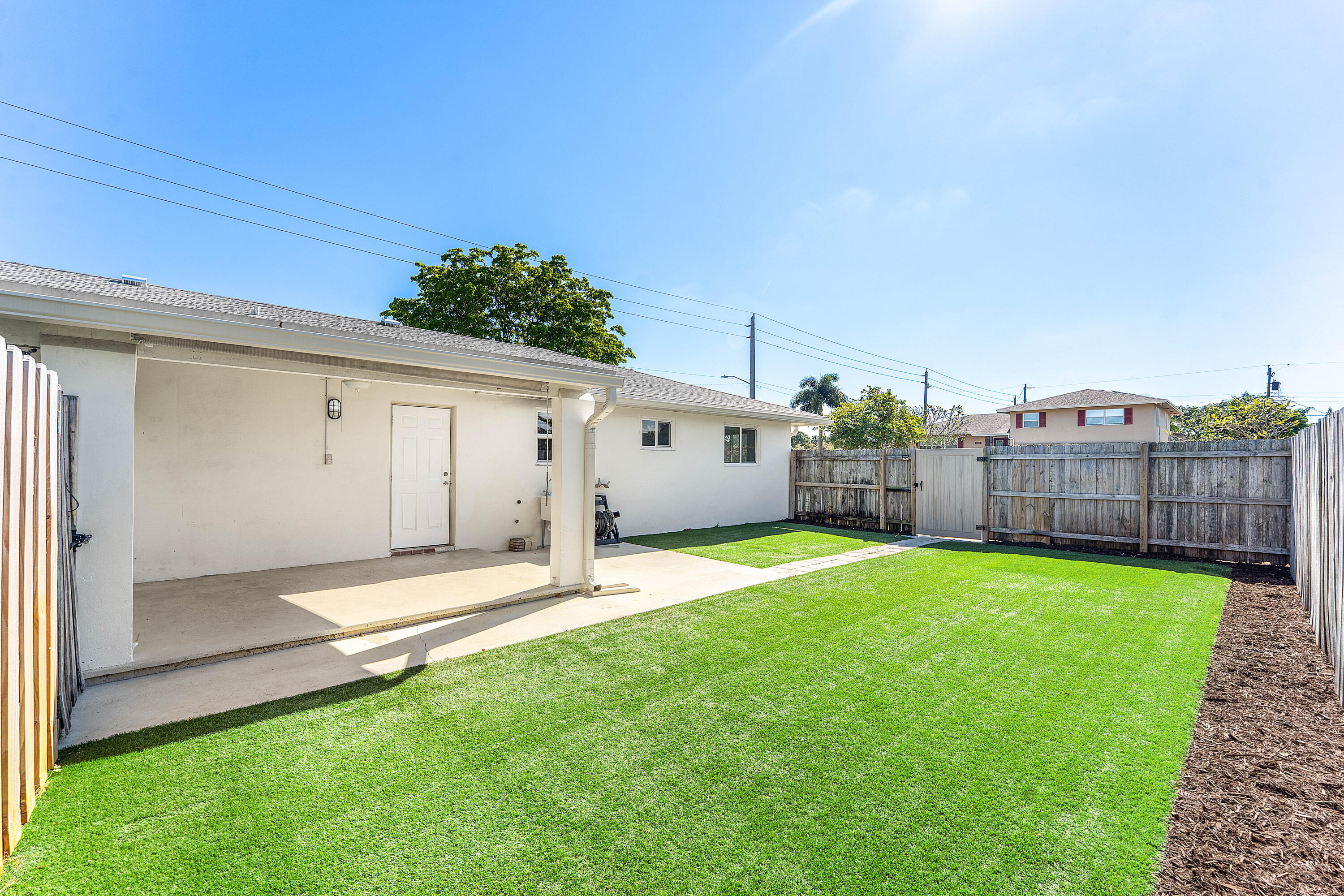7643 Overlook Road Lake Worth, FL 33462 - Photo 18 of 29 a view of a backyard with wooden fence
