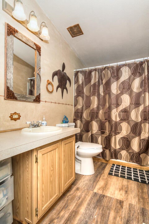 14555 Southeast Crow Road Prineville, OR 97754 - Photo 19 of 29 Main bathroom