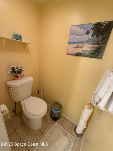 a view of a livingroom with furniture and an entryway