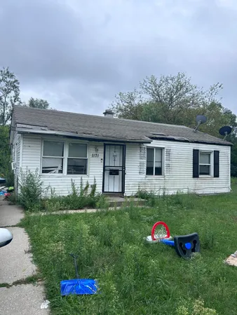 a view of a house with backyard and garden