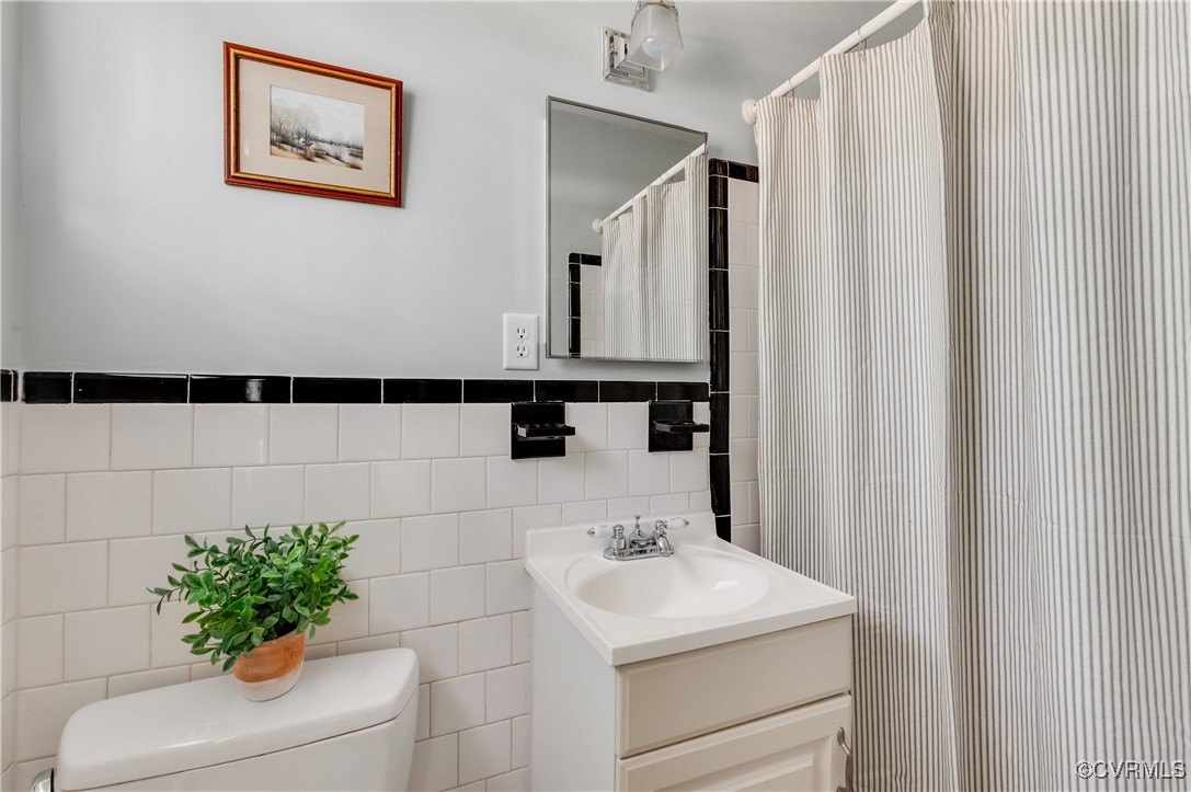 208 Tamarack Road Henrico, VA 23229 - Photo 21 of 35 a bathroom with a sink toilet and mirror