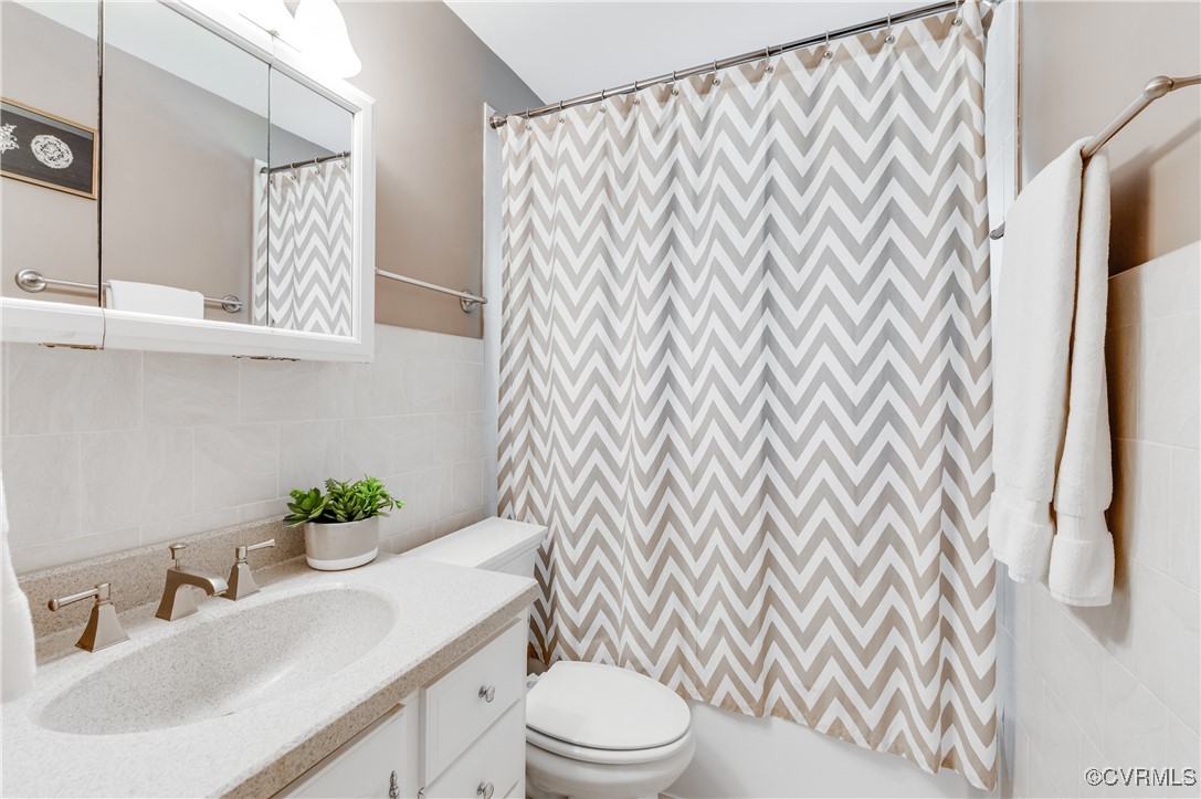 208 Tamarack Road Henrico, VA 23229 - Photo 26 of 35 a bathroom with a sink a toilet and a mirror