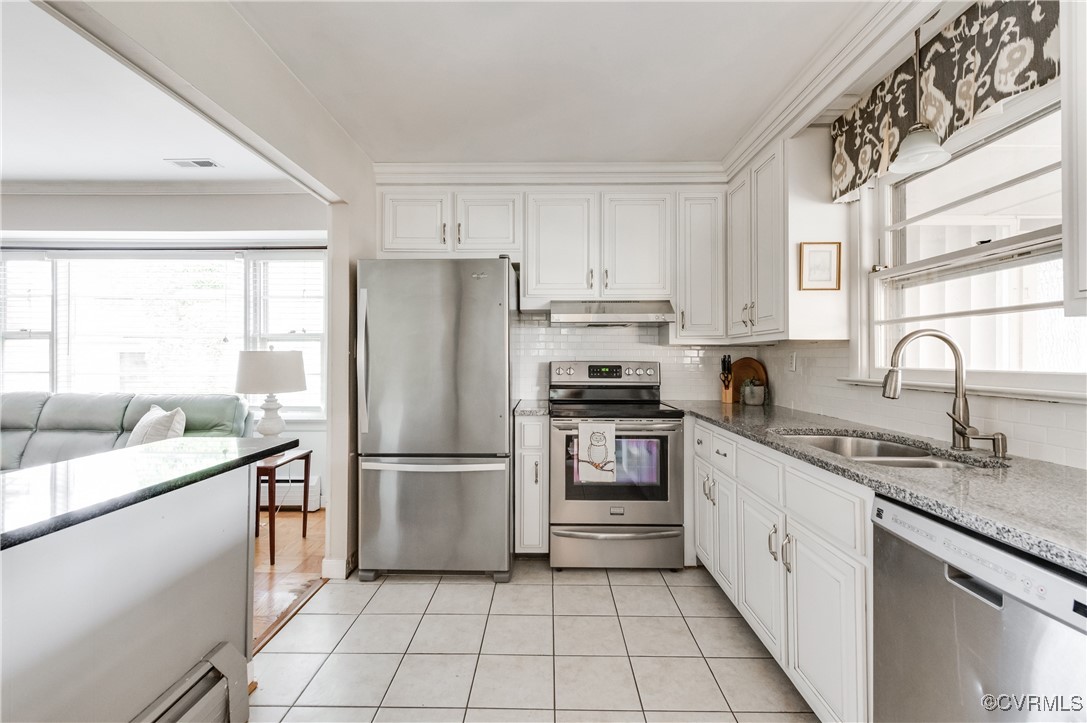 208 Tamarack Road Henrico, VA 23229 - Photo 9 of 35 a kitchen with appliances cabinets and a sink