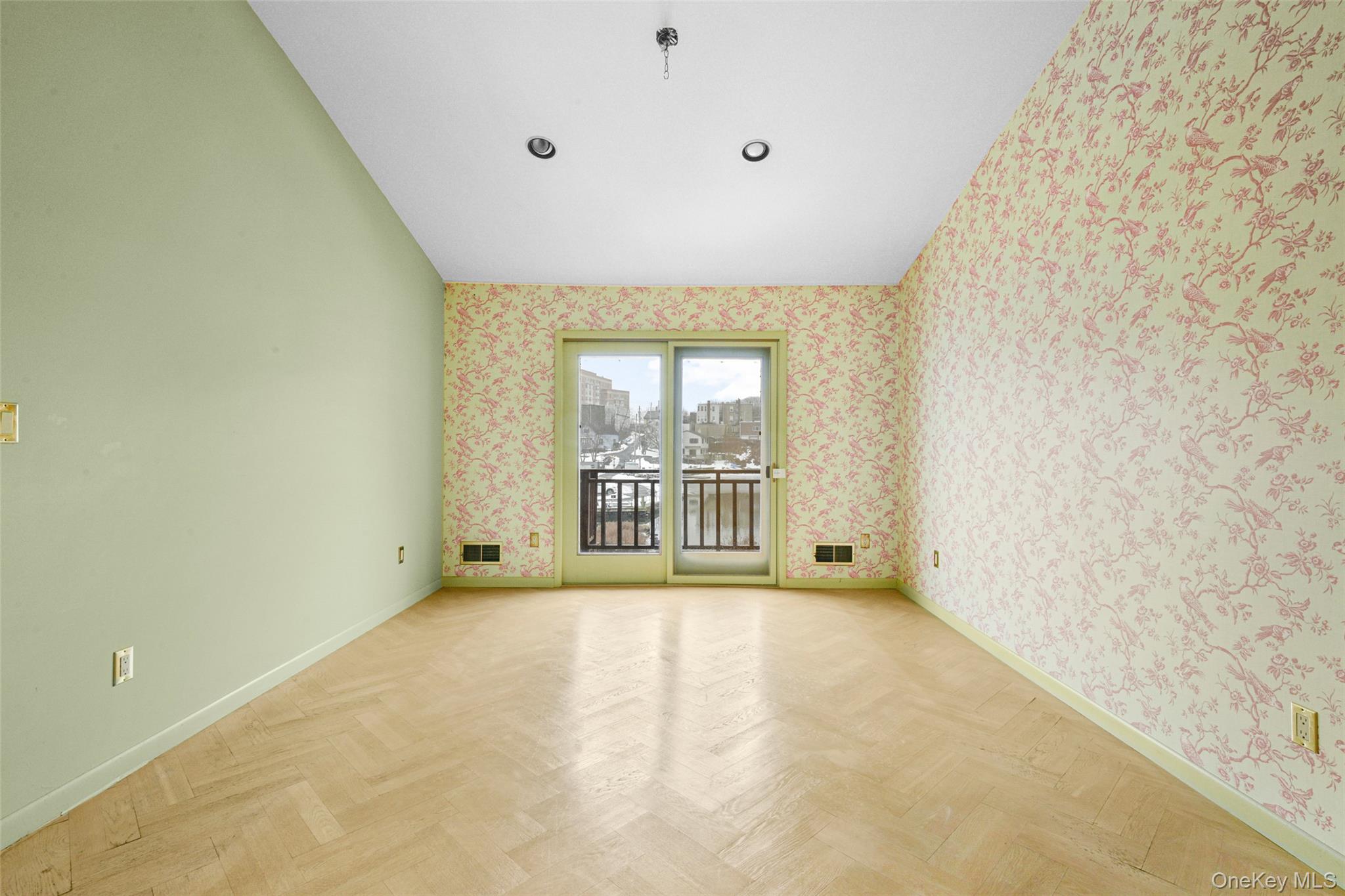 31 Clover Place New Rochelle, NY 10805 - Photo 10 of 44 an empty room with windows