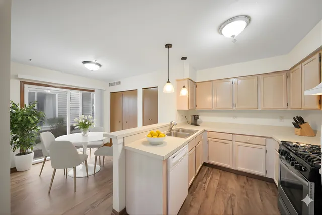 $299,500 | 1429 Orleans Drive, Unit 1429, Mundelein, IL 60060