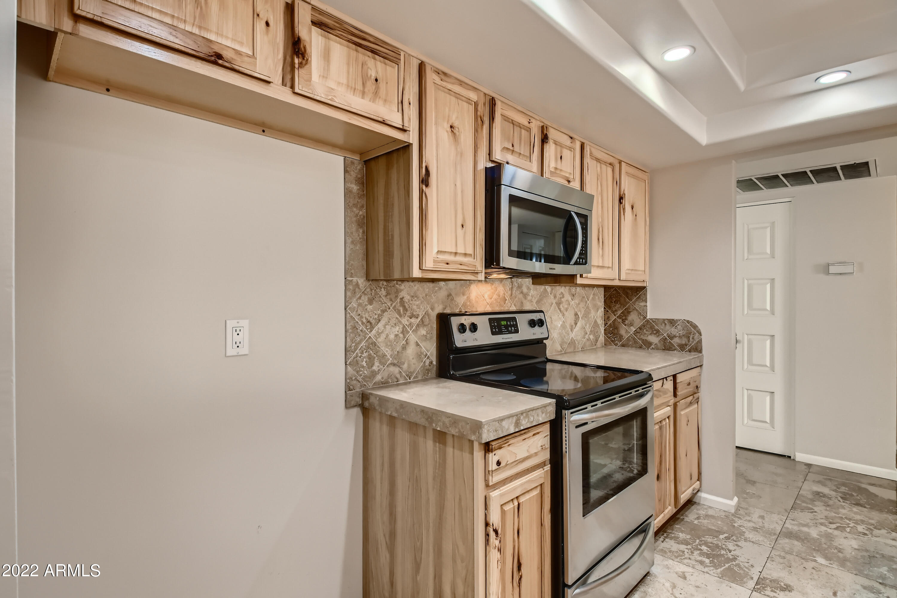 4401 South Newberry Road Tempe, AZ 85282 - Photo 15 of 33 14-352645469-17 Kitchen