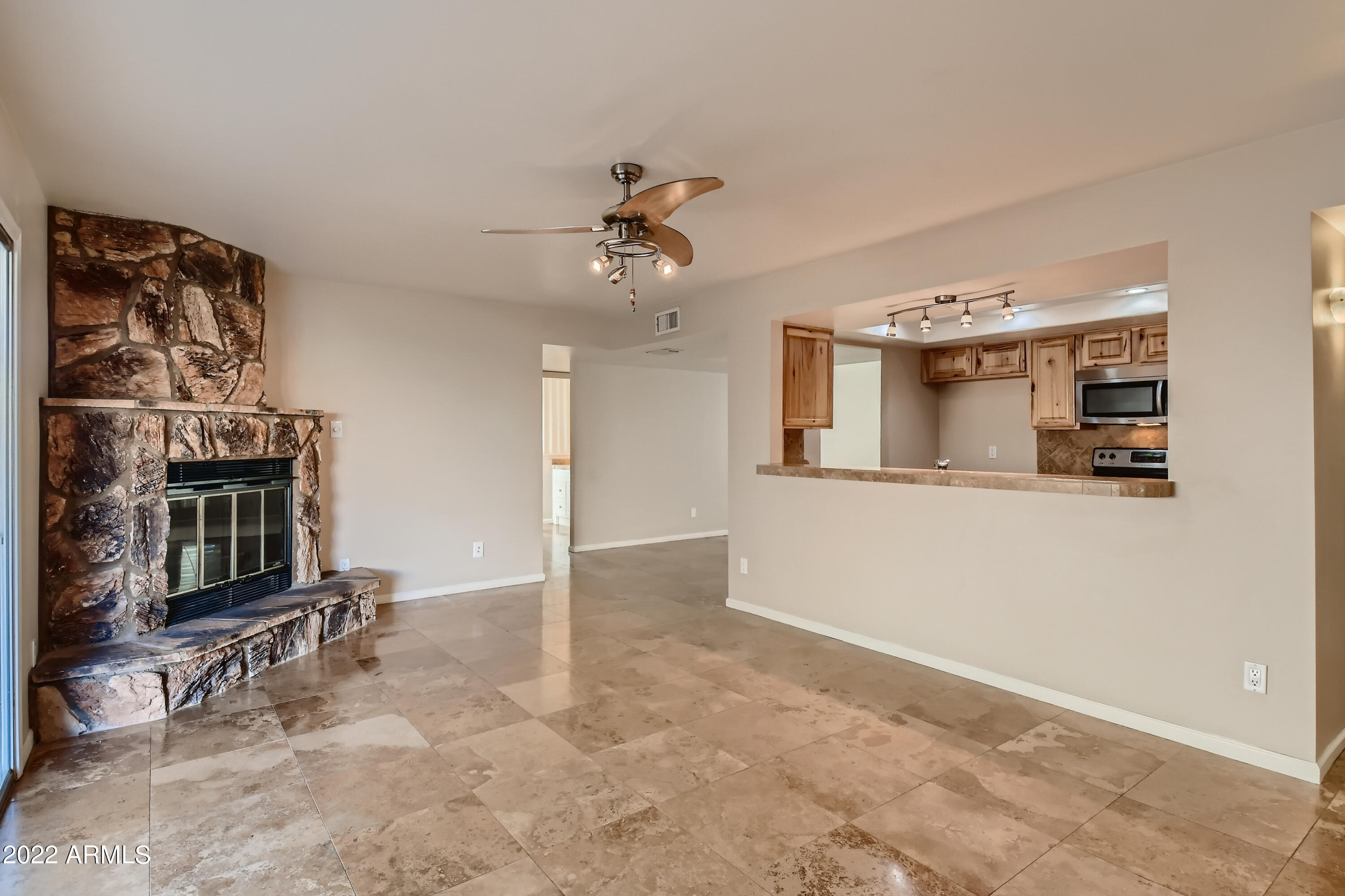 4401 South Newberry Road Tempe, AZ 85282 - Photo 17 of 33 16-812532403-19 Family Room