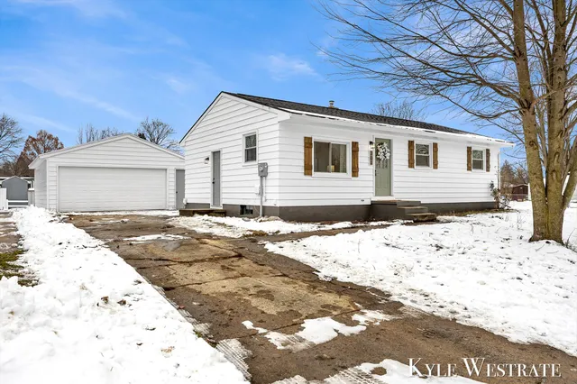 $299,900 | 301 Donna Drive Southeast, Lowell, MI 49331
