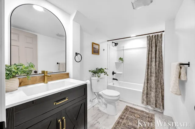 $299,900 | 301 Donna Drive Southeast, Lowell, MI 49331