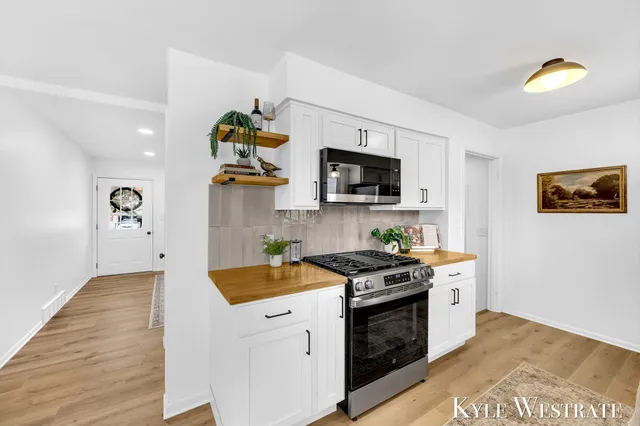 $299,900 | 301 Donna Drive Southeast, Lowell, MI 49331