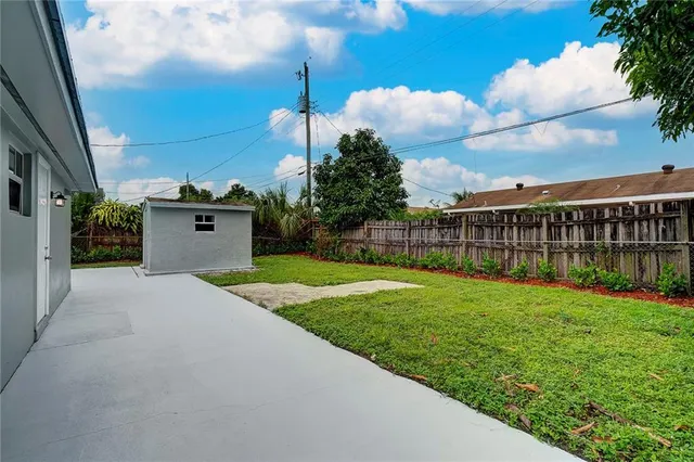 a view of a house with backyard and porch