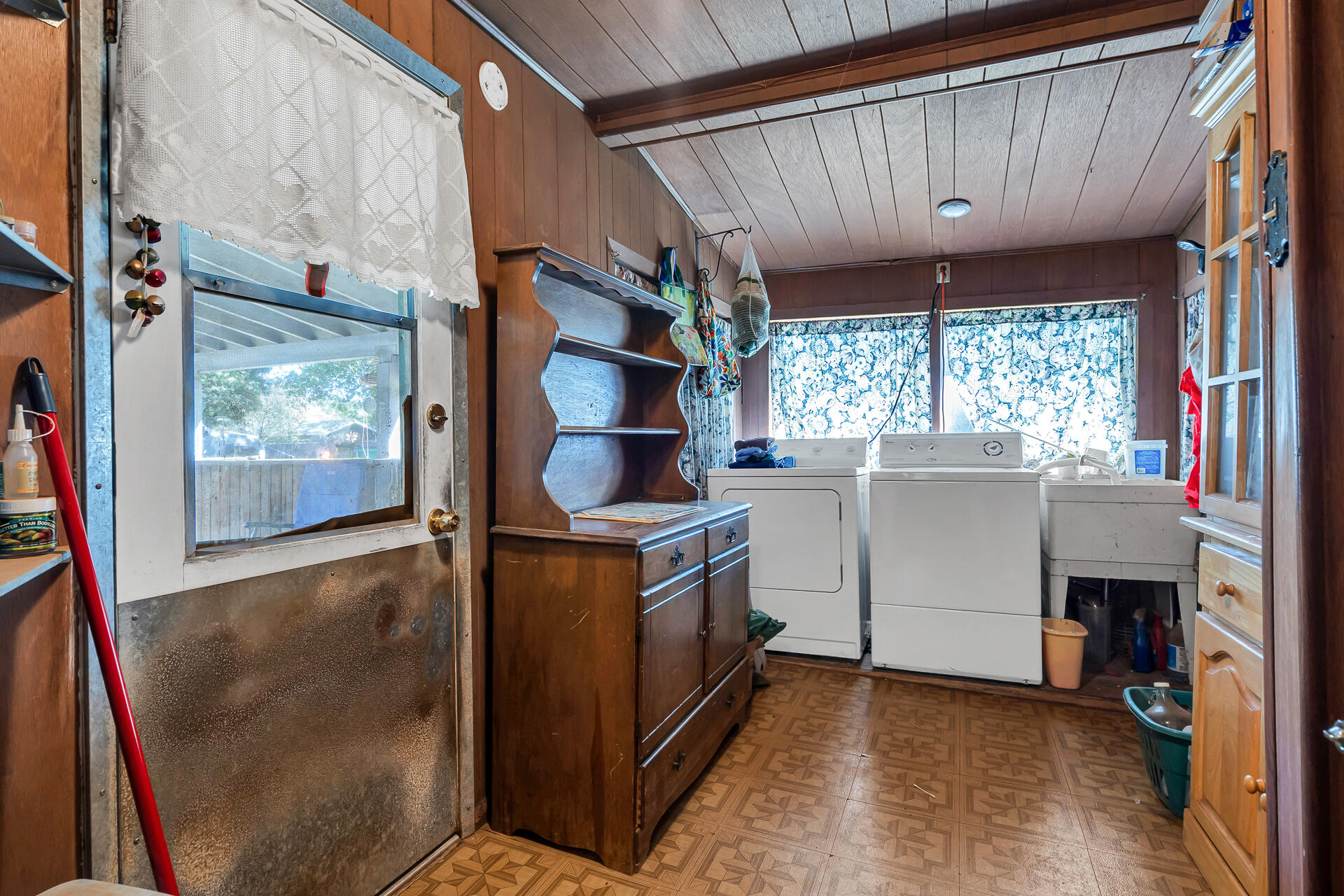 1729 Deer Creek Road Shasta Lake, CA 96019 - Photo 9 of 23 Large Laundry