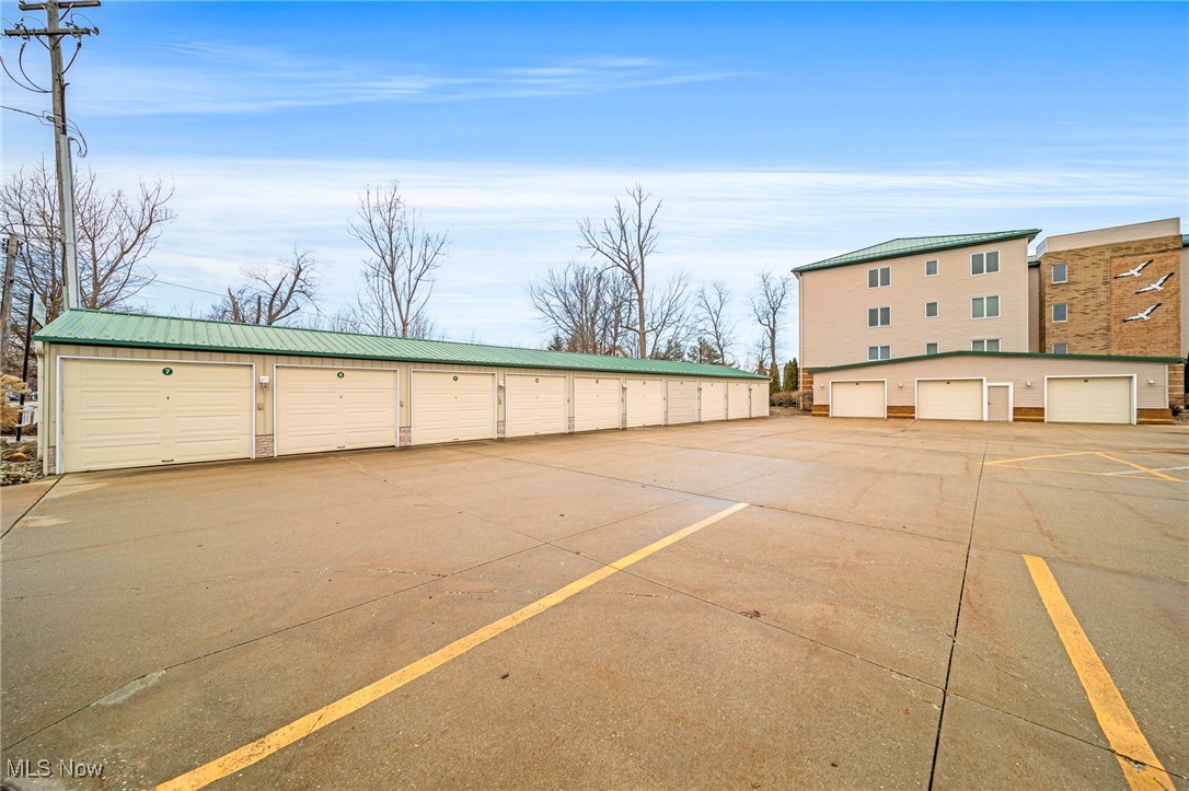 4699 Lake Road, Unit 401 Geneva, OH 44041 - Photo 7 of 36 unit 401 sells with garage #7