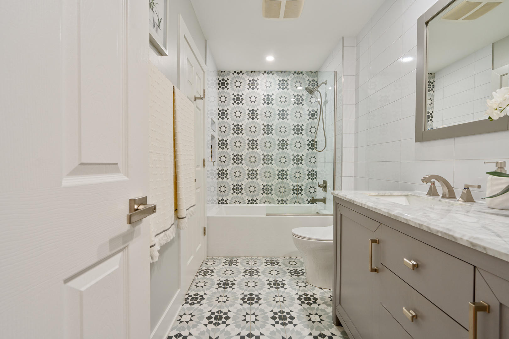 909 Springfield Drive Roselle, IL 60172 - Photo 18 of 42 a bathroom with a sink a toilet and shower
