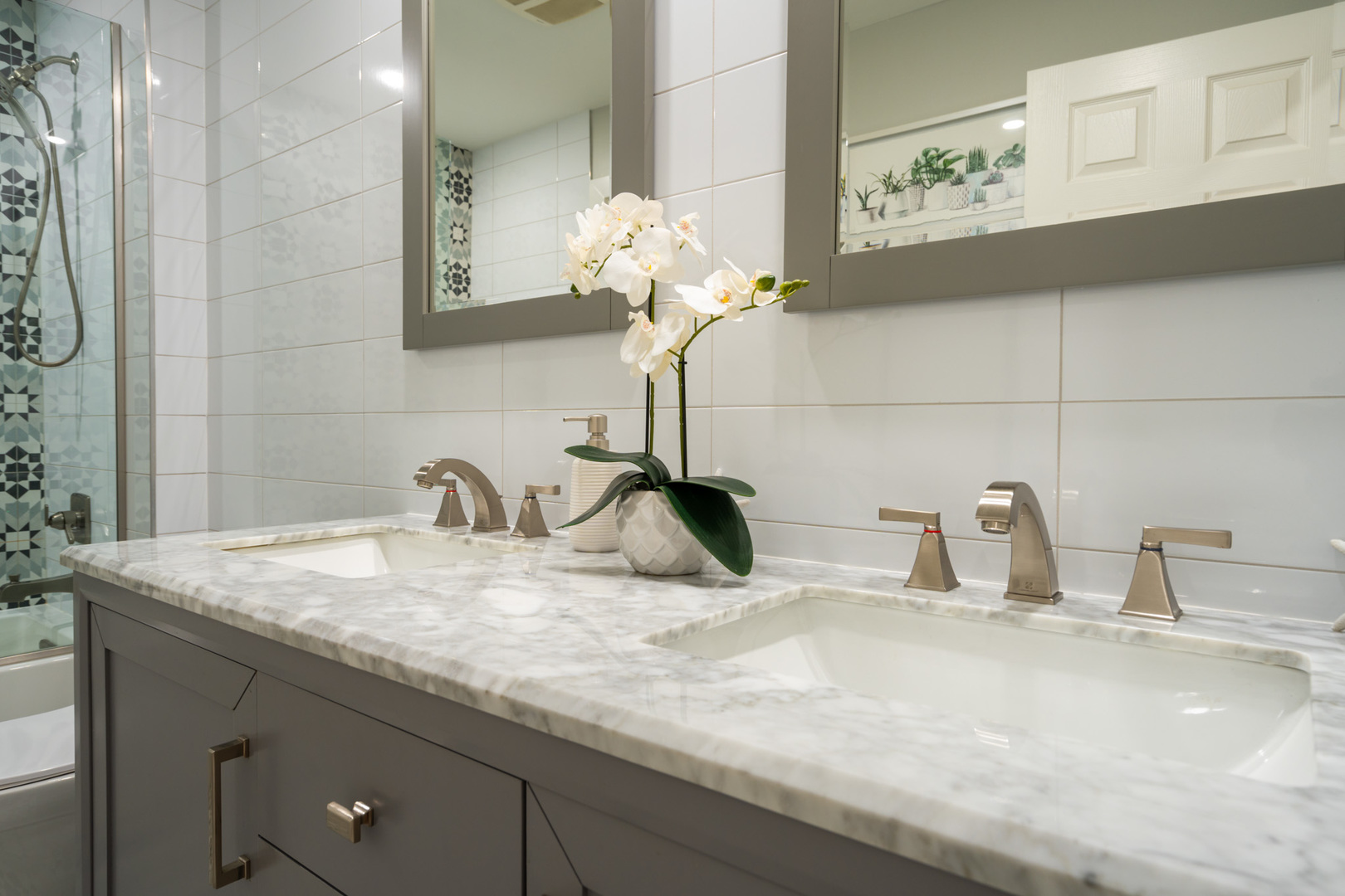 909 Springfield Drive Roselle, IL 60172 - Photo 19 of 42 a bathroom with sink and mirror