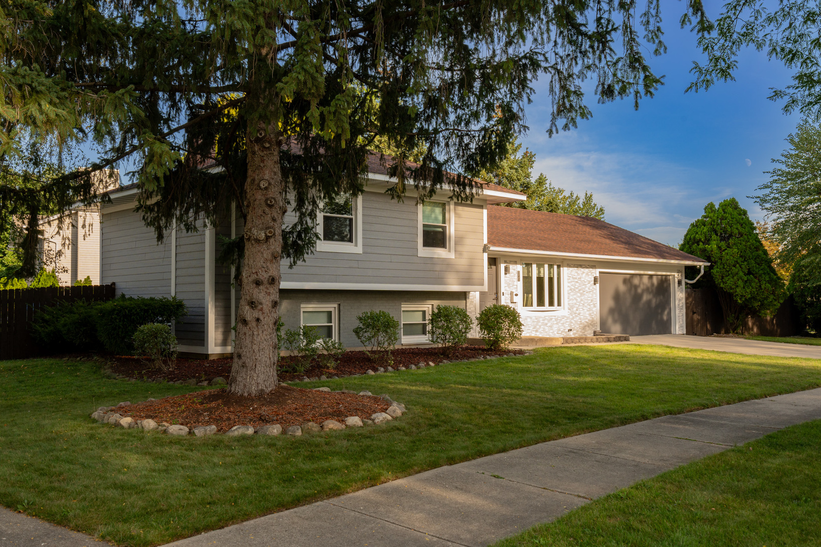 909 Springfield Drive Roselle, IL 60172 - Photo 4 of 42 a front view of a house with a garden
