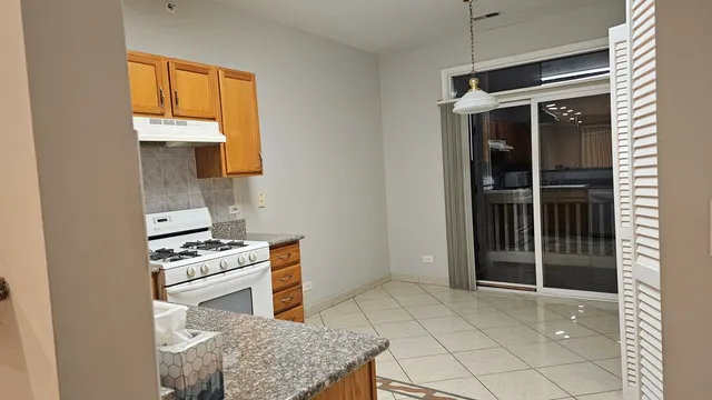 $1,950 | 151 North Waters Edge Drive, Unit C, Glendale Heights, IL 60139