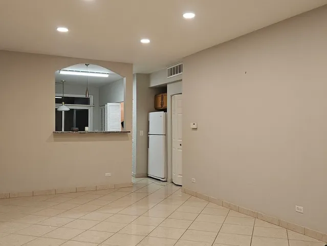 $1,950 | 151 North Waters Edge Drive, Unit C, Glendale Heights, IL 60139