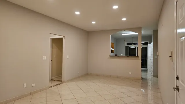 $1,950 | 151 North Waters Edge Drive, Unit C, Glendale Heights, IL 60139