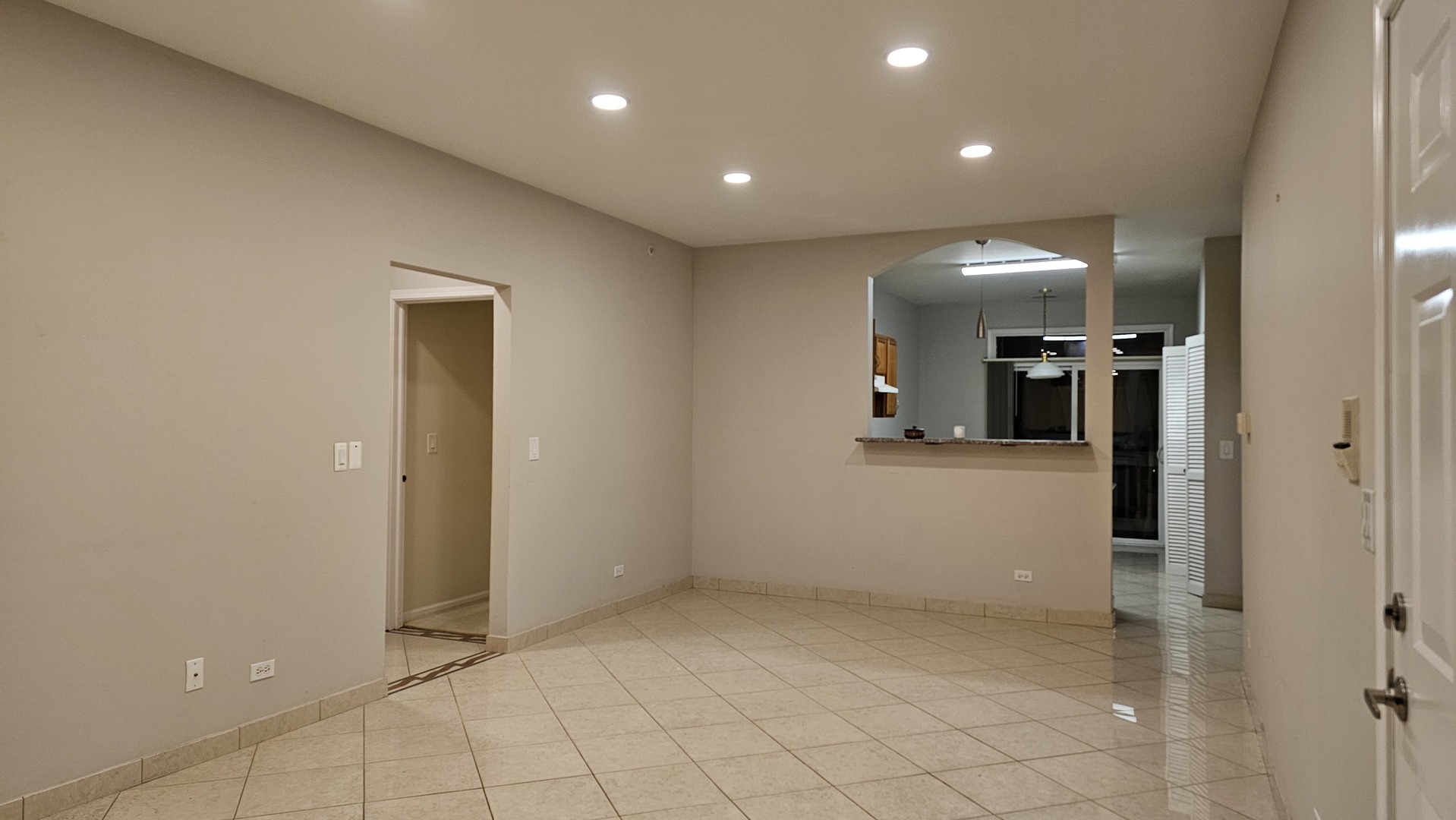 151 North Waters Edge Drive, Unit C Glendale Heights, IL 60139 - Photo 4 of 12 a view of a hallway