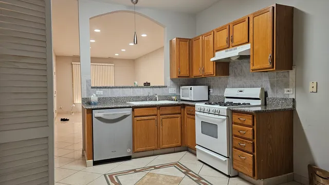 $1,950 | 151 North Waters Edge Drive, Unit C, Glendale Heights, IL 60139