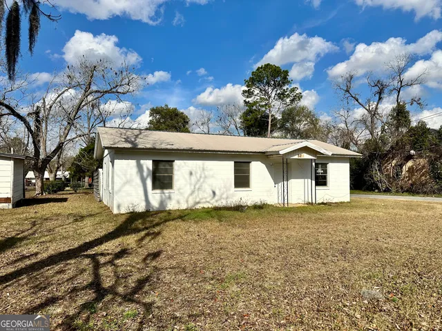 a view of a house with a yard