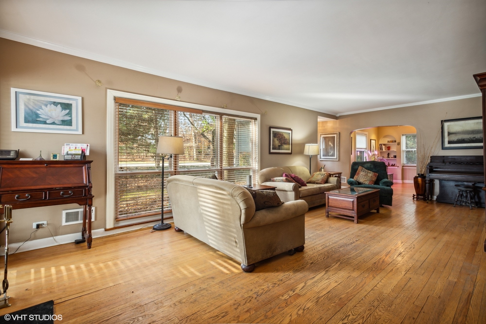 50 Picton Road Roselle, IL 60172 - Photo 8 of 24 Gallery Image 8