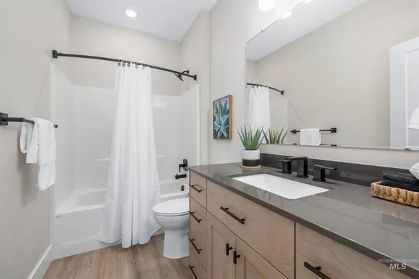 $585,000 | 5712 West Elk Trail Street, Eagle, ID 83714