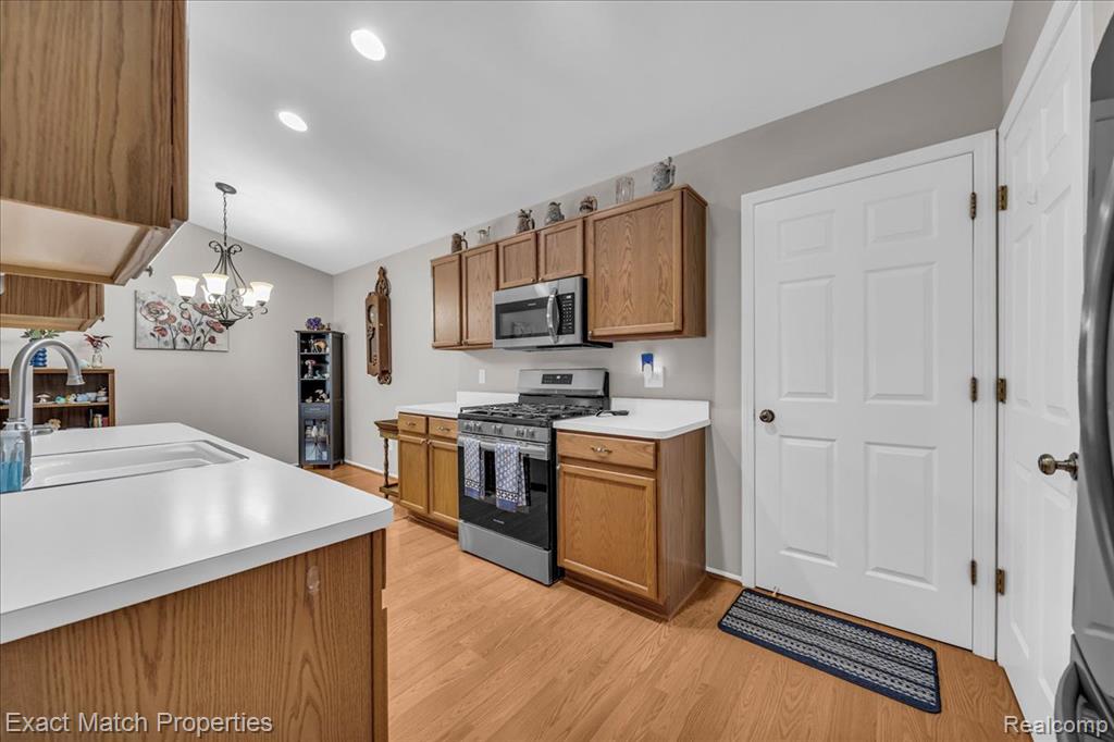 140 Pine Tree Ridge, Unit 2 Waterford, MI 48327 - Photo 26 of 46 Gallery Image 26