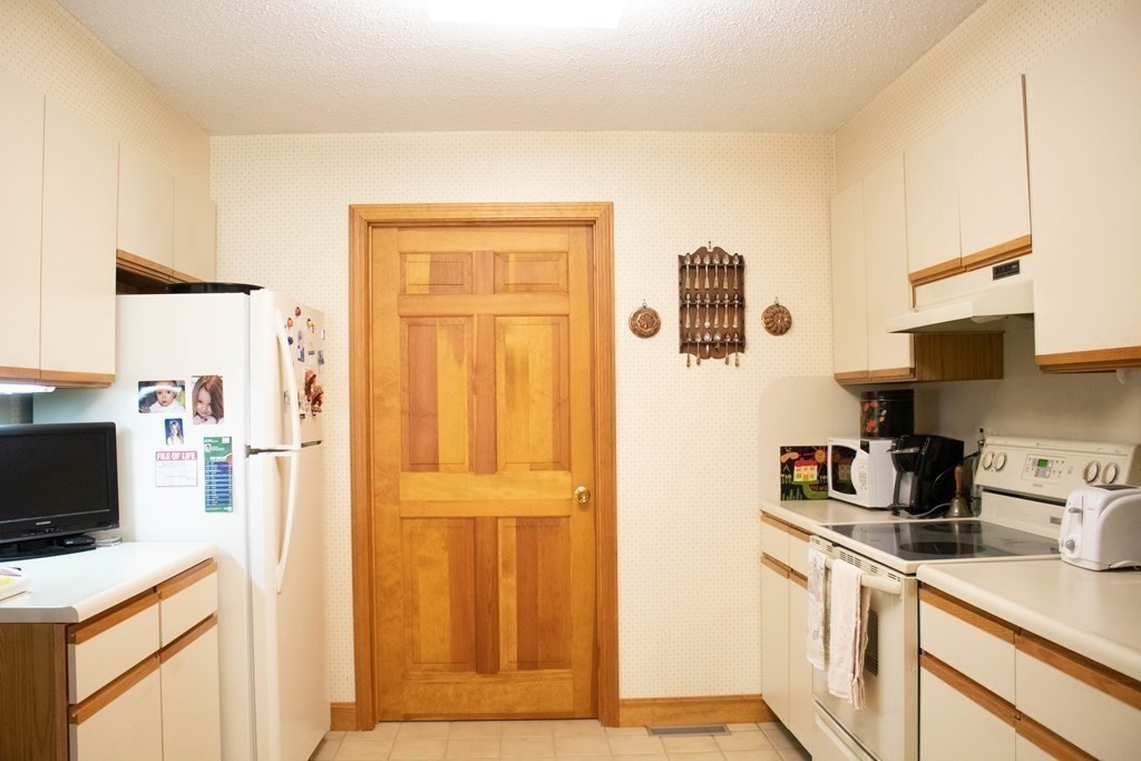 203 Country Side Road, Unit 203 Greenfield, MA 01301 - Photo 5 of 22 Gallery Image 5