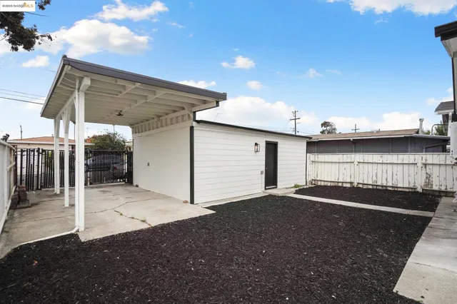 a view of a backyard